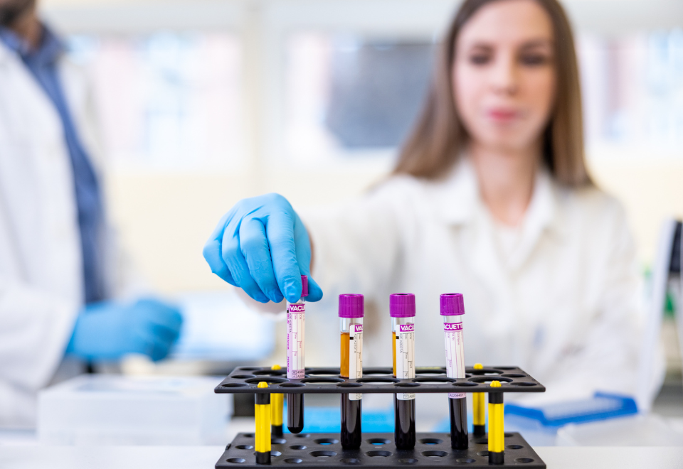 kedvezményes alz csomag A Clinomics Diagnostic biológusa laboratóriumi centrifuga használata előtt.